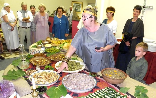 Tess besig om die geregte te bespreek.